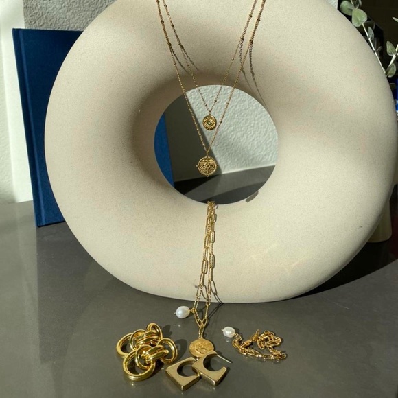 ✨CLOSING SALE✨ Retro Inspired Gold Elizabeth Coin Pearl Necklace - Picture 4 of 8